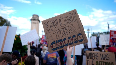 Protesta en Chicago contra despliegue de tropas militares
