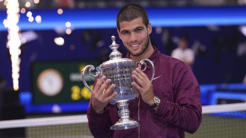 Carlos Alcaraz posa con el trofeo del US Open 2025.