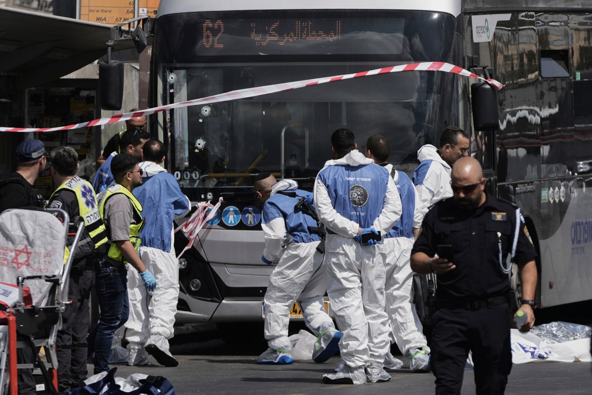 Al menos seis muertos tras tiroteo masivo en una parada de autobús en Jerusalén
