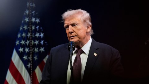 El presidente Donald Trump expresó su “dolor e indignación” por la muerte de Charlie Kirk.