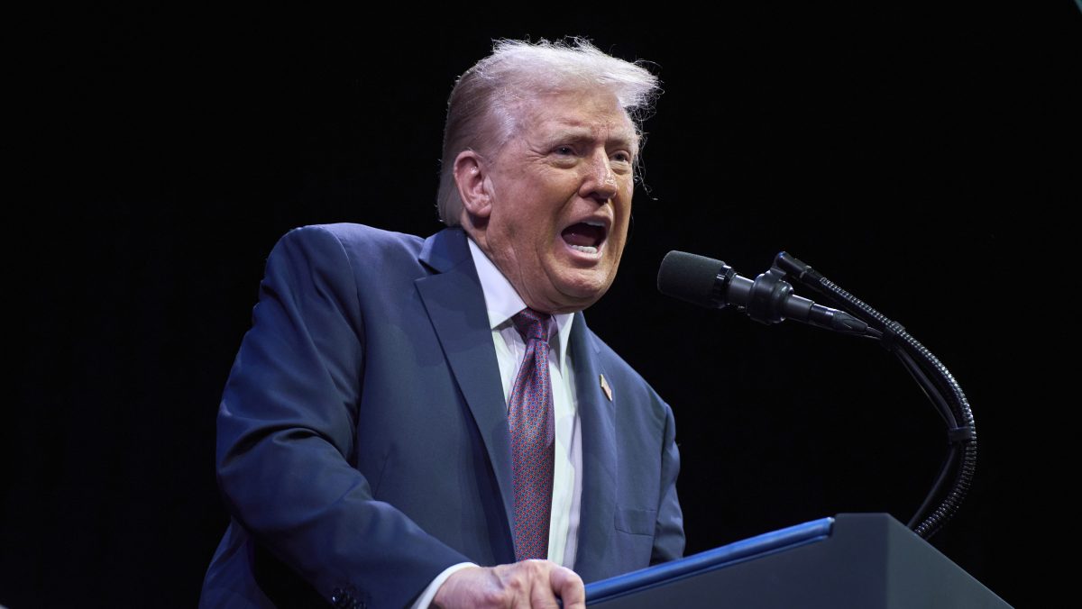 Expertos alertan sobre "abuso de poder" de Trump tras amenaza de enviar tropas a Chicago