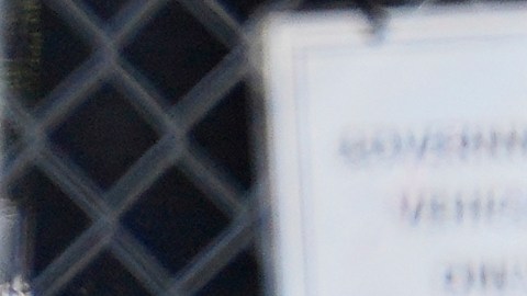 A través de la puerta de un centro de procesamiento de inmigración, una persona esposada es escoltada al interior del edificio el lunes 8 de septiembre de 2025 en Broadview, Illinois, un suburbio de Chicago.