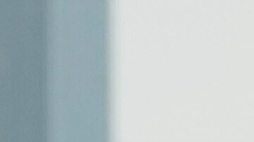 Un simpatizante añade flores a un monumento improvisado en la sede de Turning Point USA tras el asesinato a tiros de Charlie Kirk, el fundador y director ejecutivo de 31 años de la organización, ocurrido en una universidad de Utah el miércoles, el jueves 11 de septiembre de 2025, en Phoenix.