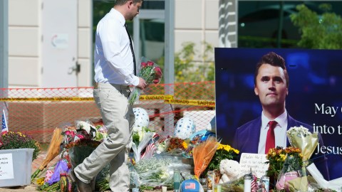 Un simpatizante añade flores a un monumento improvisado en la sede de Turning Point USA tras el asesinato a tiros de Charlie Kirk, el fundador y director ejecutivo de 31 años de la organización, ocurrido en una universidad de Utah el miércoles, el jueves 11 de septiembre de 2025, en Phoenix.