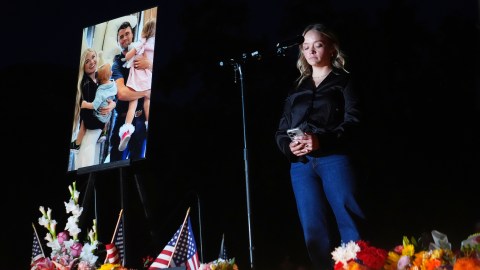 Aubree Hudson, presidenta del capítulo Turning Point de BYU, habla durante una vigilia en memoria de Charlie Kirk el viernes 12 de septiembre de 2025 en Provo, Utah.
