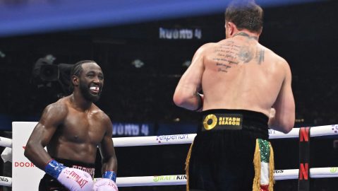 Terence Crawford ya sonreía al verse campeón ante Canelo Álvarez.