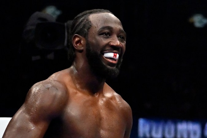 Terence Crawford realiza un gesto durante su combate ante Canelo Álvarez.