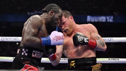 Terence Crawford y Canelo Álvarez durante el combate en el Allegiant Stadium de Las Vegas.