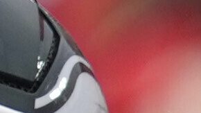 Saquon Barkley (C) corre entre la defensa de los Chiefs para la primera anotación del partido.