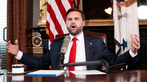 El vicepresidente J. D. Vance presenta un episodio de "The Charlie Kirk Show" en la Casa Blanca, tras el asesinato del homónimo del programa, el lunes 15 de septiembre de 2025, en Washington.