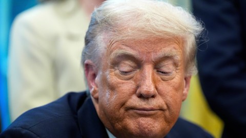 El presidente Donald Trump habla en la Oficina Oval de la Casa Blanca, el lunes 15 de septiembre de 2025, en Washington.