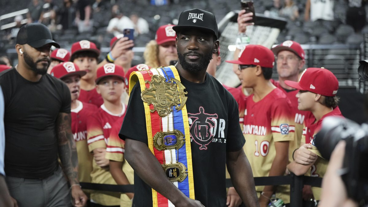 Terence Crawford fue obligado a bajar de su auto a punta de pistola por un policía (Video)