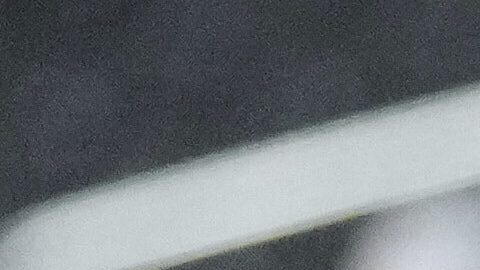 Terence Crawford exhibe uno de sus cinturones de campeón durante un encuentro de la NFL.