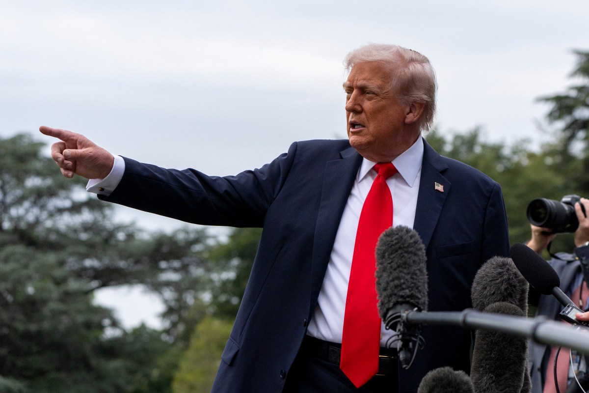 Trump manda a callar a periodista que le preguntó sobre sus negocios