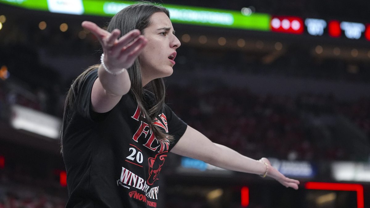 Caitlin Clark multada con $200 por criticar al arbitraje de la WNBA en redes sociales
