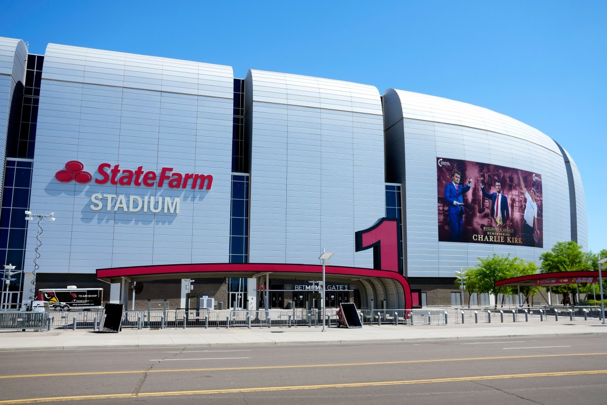 Arrestan a hombre armado en el estadio donde se realizará el funeral de Charlie Kirk