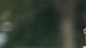 Soldados de la Guardia Nacional saludan al paso de la caravana del presidente Donald Trump, el sábado 20 de septiembre de 2025, en Washington.