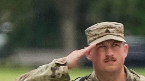 Soldados de la Guardia Nacional saludan al paso de la caravana del presidente Donald Trump, el sábado 20 de septiembre de 2025, en Washington.