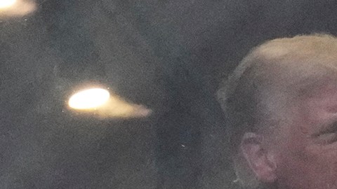 El presidente Donald Trump (izquierda) y Elon Musk conversan durante un homenaje a Charlie Kirk, el domingo 21 de septiembre de 2025, en el estadio State Farm de Glendale, Arizona.