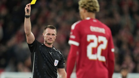Arbitro con tarjeta amarilla.