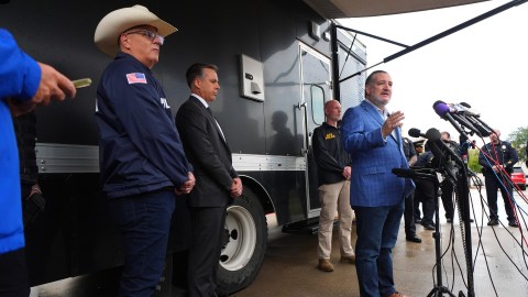 El senador Ted Cruz, republicano por Texas, habla sobre el tiroteo en una instalación del Servicio de Inmigración y Control de Aduanas de Estados Unidos (ICE) en Dallas durante una conferencia de prensa el miércoles 24 de septiembre de 2025.