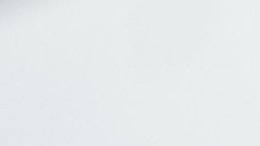 Agentes del orden inspeccionan el tejado de un edificio cerca de la escena de un tiroteo en una oficina del Servicio de Inmigración y Control de Aduanas de Estados Unidos (ICE) en Dallas el miércoles 24 de septiembre de 2025.