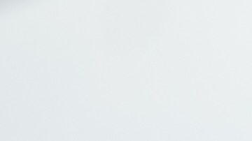 Agentes del orden inspeccionan el tejado de un edificio cerca de la escena de un tiroteo en una oficina del Servicio de Inmigración y Control de Aduanas de Estados Unidos (ICE) en Dallas el miércoles 24 de septiembre de 2025.