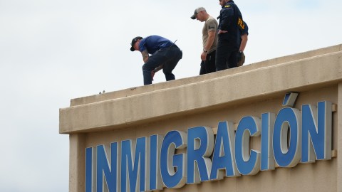 Agentes del orden inspeccionan el tejado de un edificio cerca de la escena de un tiroteo en una oficina del Servicio de Inmigración y Control de Aduanas de Estados Unidos (ICE) en Dallas el miércoles 24 de septiembre de 2025.
