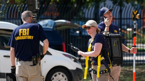Agentes del FBI investigan la escena del crimen cerca de una oficina del Servicio de Inmigración y Control de Aduanas de Estados Unidos (ICE) el jueves 25 de septiembre de 2025 en Dallas.