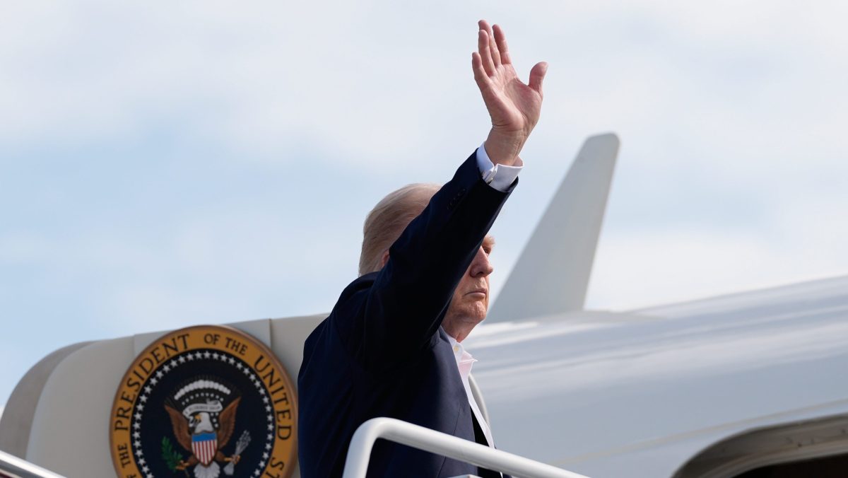 Trump pide despido de alta ejecutiva de Microsoft que trabajó para Biden y Obama