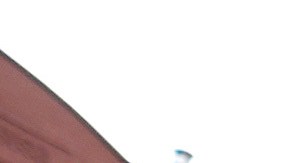 En un video se ve cómo el agente vestido de civil lanza violentamente al suelo a una mujer que, llorando, le ruega que no detenga a su marido.