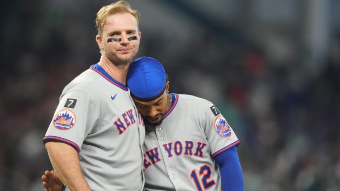 Pete Alonso (L) y Francisco Lindor (R) se abrazan tras la eliminación de los Mets.