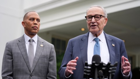 El líder de la minoría del Senado, Chuck Schumer, demócrata por Nueva York, a la derecha, y el líder de la minoría de la Cámara de Representantes, Hakeem Jeffries, también demócrata por Nueva York, hablan con los medios de comunicación frente al Ala Oeste de la Casa Blanca, el lunes 29 de septiembre de 2025.