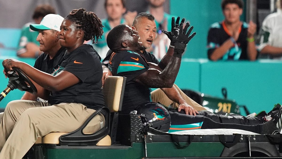 Tyreek Hill, el receptor más veloz de la NFL, sufre escalofriante lesión en la rodilla