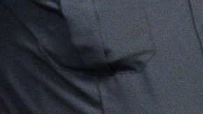 El periodista L. Vural Elibol recibe asistencia médica tras ser empujado por agentes federales en un tribunal de inmigración el martes 30 de septiembre de 2025 en Nueva York.