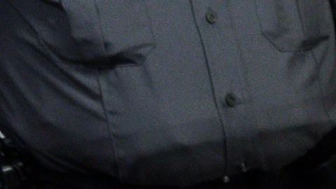 El periodista L. Vural Elibol recibe asistencia médica tras ser empujado por agentes federales en un tribunal de inmigración el martes 30 de septiembre de 2025 en Nueva York.