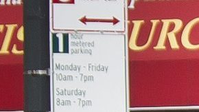 El agresor fue descrito por los oficiales como un hombre de tez oscura y contextura delgada.