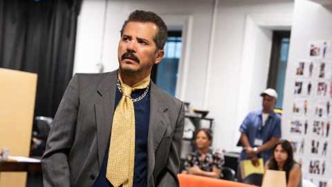 El actor interpreta a Nelson Castro, un colombiano-americano dueño de una lavandería en Queens que enfrenta un negocio en declive y secretos familiares.