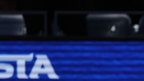 Carlos Alcaraz saluda al público del estadio Arthur Ashe antes de su partido contra Lehecka.