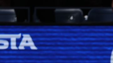 Carlos Alcaraz saluda al público del estadio Arthur Ashe antes de su partido contra Lehecka.