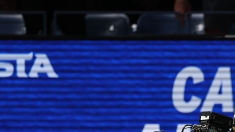 Carlos Alcaraz saluda al público del estadio Arthur Ashe antes de su partido contra Lehecka.