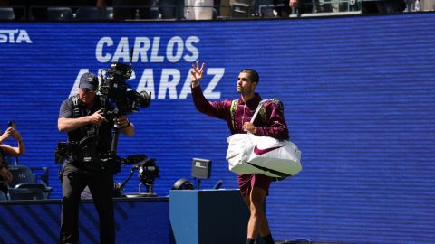 Carlos Alcaraz saluda al público del estadio Arthur Ashe antes de su partido contra Lehecka.