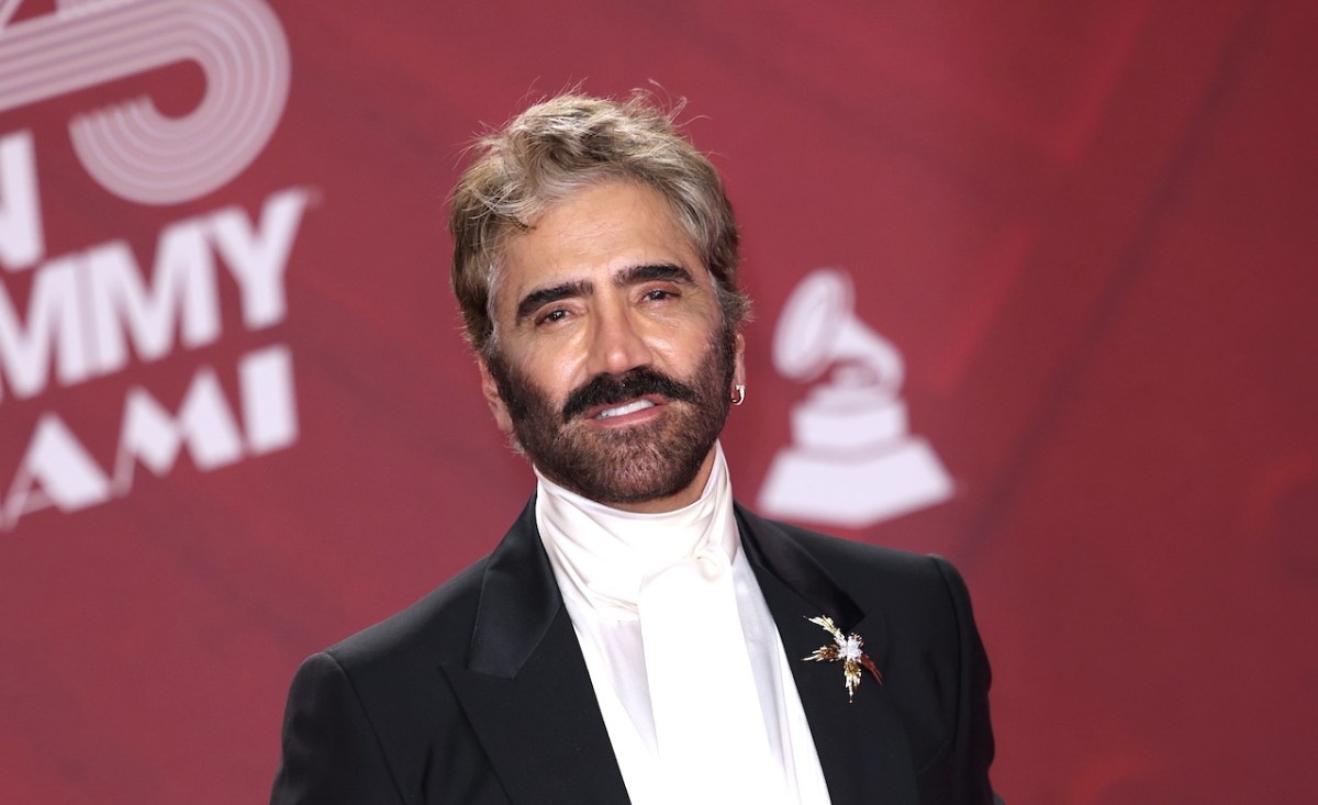 Alejandro Fernández aclara el beso viral de doña Cuquita con otro hombre