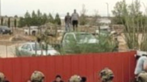 Los agentes de la Patrulla Fronteriza pusieron bajo custodia a todos los sopechosos que estaban en la casa.