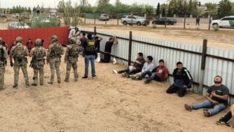 Los agentes de la Patrulla Fronteriza pusieron bajo custodia a todos los sopechosos que estaban en la casa.