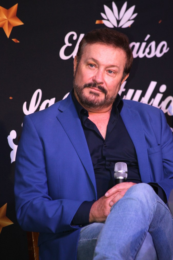 Arturo Peniche hace caso omiso a las opiniones en su contra.