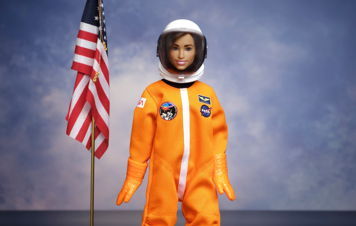 Barbie rend hommage à Ellen Ochoa, pionnière de l’espace, avec une nouvelle poupée