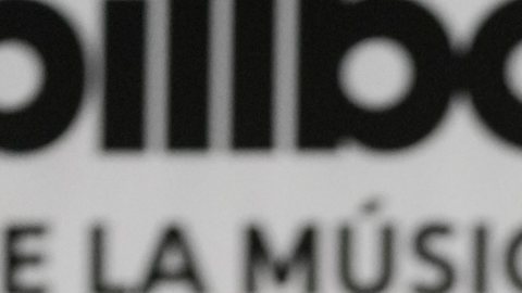 Beéle en Premios Billboard de la Música Latina 2023. El cantante enfrenta demanda por parte de su ex Isabella Ladera.