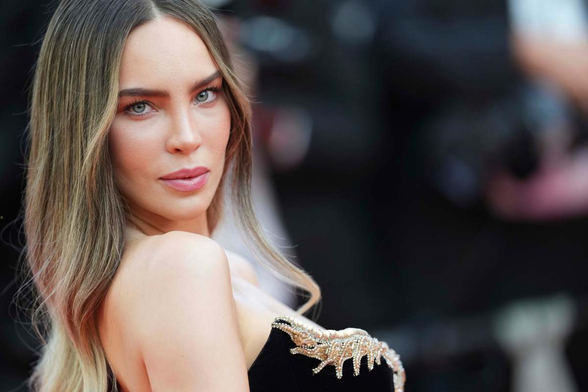 Belinda participó en el desfile de L’Oréal en París con una lesión en la rodilla