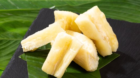 La yuca es un tubérculo nutritivo con un importante nivel de fibra dietética que mejora la salud intestinal.